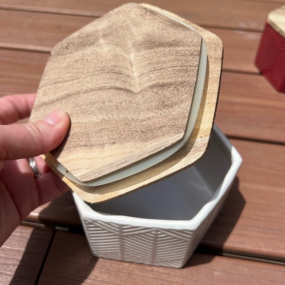 Set of two ceramic hexagon storage containers with wood lids with gasket - Picture 5 of 16